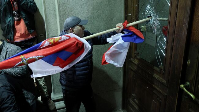 Протестующие возле здания городского совета Белграда