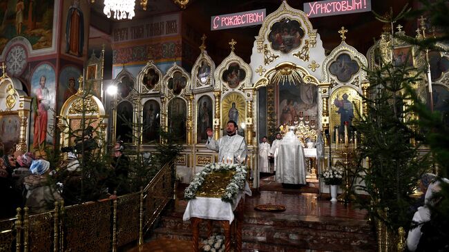 Священнослужители во время рождественского богослужения в Вознесенском кафедральном соборе в Новосибирске