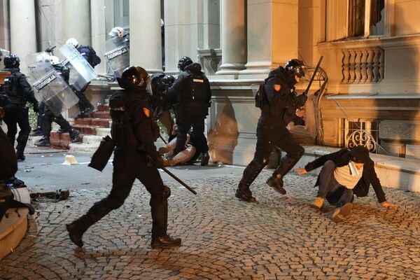 Столкновения протестующих с полицией в Белграде