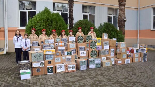 Сочинские школьники передали 100 коробок с подарками бойцам СВО