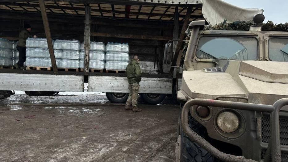 Гуманитарный груз с водой из Орловской области для бойцов СВО - РИА Новости, 1920, 25.12.2023