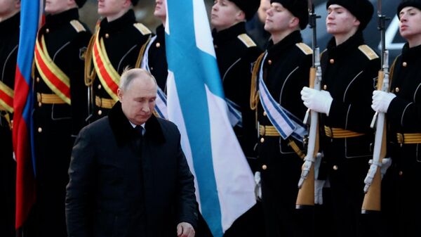 Путин на церемонии поднятия военно-морских флагов