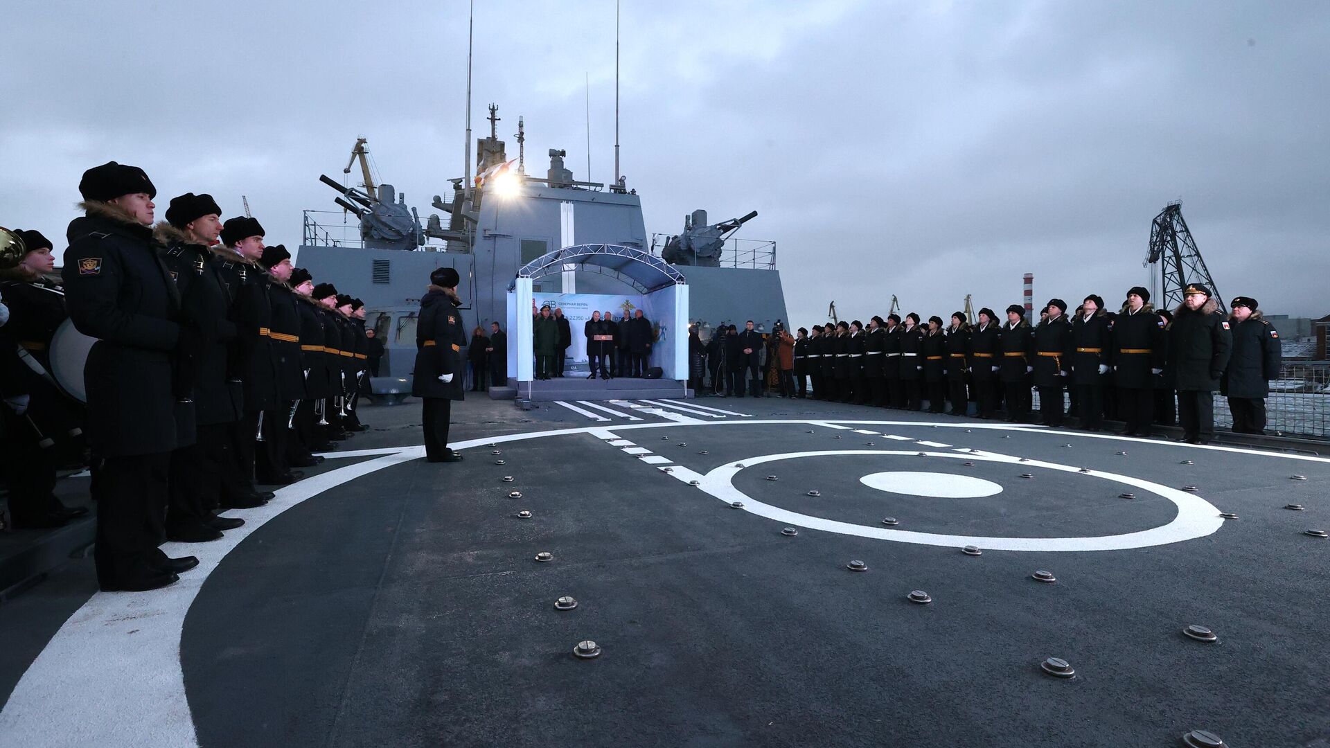 Президент России Владимир Путин на церемонии подъема военно-морского флага на фрегате Адмирал Головко - РИА Новости, 1920, 25.12.2023