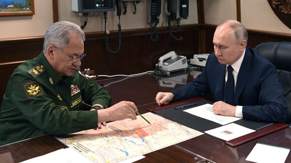 Владимир Путин во время доклада министра обороны РФ Сергея Шойгу