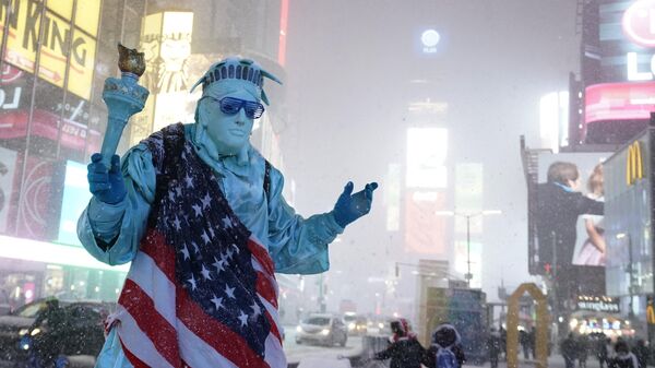 Человек в костюме статуи Свободы на Таймс-сквер в Нью-Йорке, 2020 год