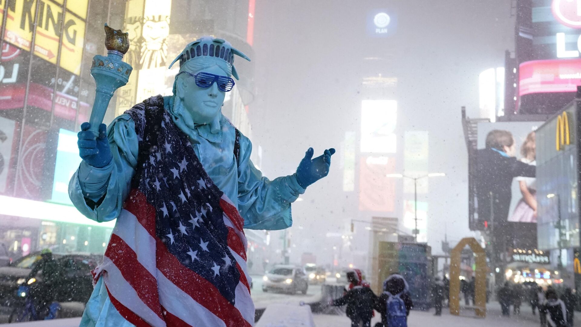 Человек в костюме статуи Свободы на Таймс-сквер в Нью-Йорке, 2020 год - РИА Новости, 1920, 26.12.2023