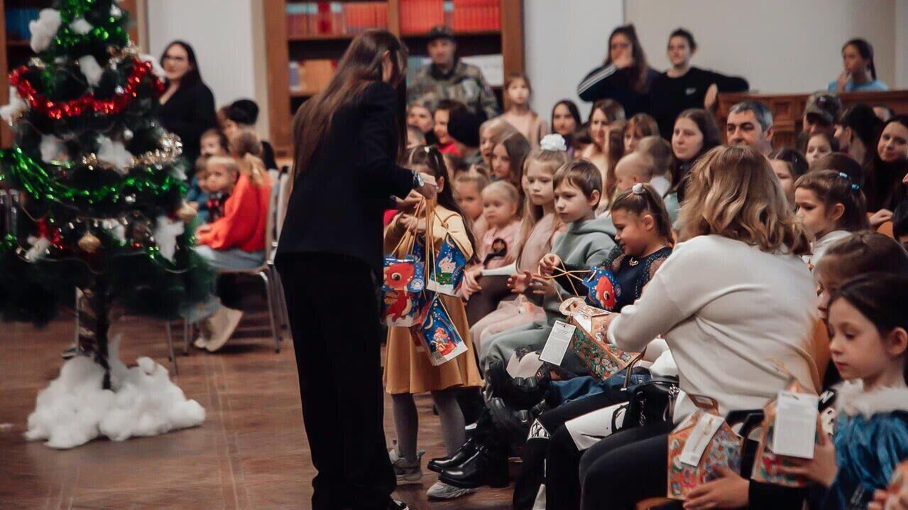 Раздача подарков детям участников СВО Раздача подарков детям участников СВО - РИА Новости, 1920, 25.12.2023