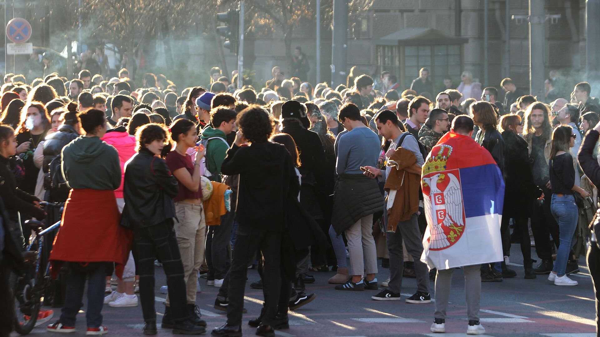 Студенты, протестующие против результатов выборов 17 декабря в Сербии, блокировали улицу и перекрестки перед зданиями правительства и МИД Сербии в центре Белграда - РИА Новости, 1920, 27.12.2023