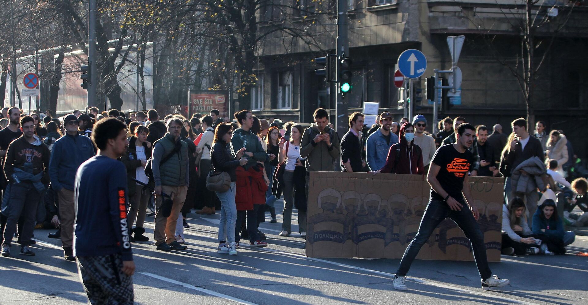 Студенты, протестующие против результатов выборов 17 декабря в Сербии, блокировали улицу и перекрестки перед зданиями правительства и МИД Сербии в центре Белграда - РИА Новости, 1920, 20.08.2024