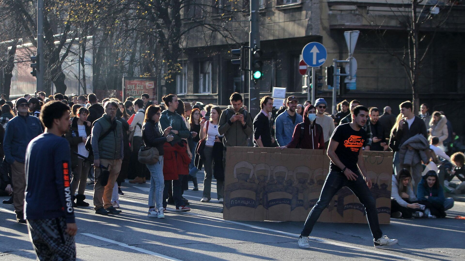 Студенты, протестующие против результатов выборов 17 декабря в Сербии, блокировали улицу и перекрестки перед зданиями правительства и МИД Сербии в центре Белграда - РИА Новости, 1920, 25.12.2023