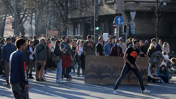 Студенты, протестующие против результатов выборов 17 декабря в Сербии, блокировали улицу и перекрестки перед зданиями правительства и МИД Сербии в центре Белграда