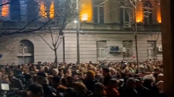 Сторонники оппозиции блокируют улицу перед избиркомом. Кадры из Белграда