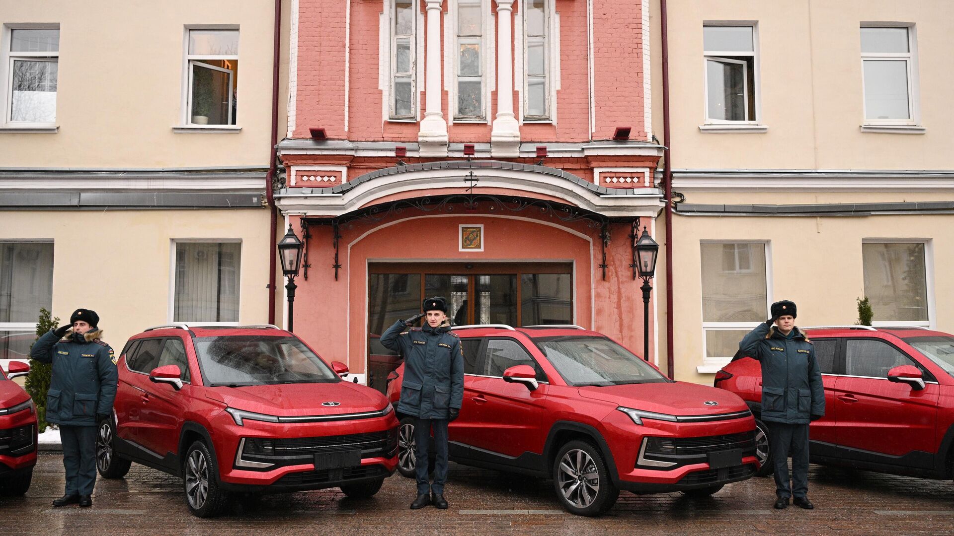 Передача автомобилей Москвич главному управлению МЧС России по Москве - РИА Новости, 1920, 26.12.2023