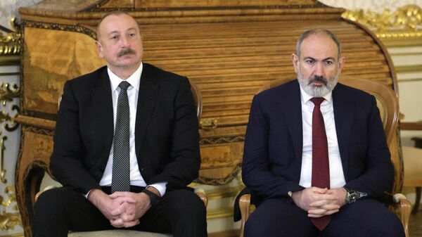 Президент Азербайджана Ильхам Алиев и премьер-министр Армении Никол Пашинян (слева направо). Архивное фото 