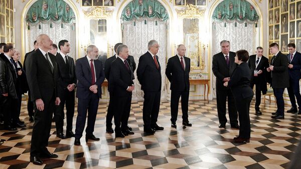 Главы стран-участниц СНГ на экскурсии в Большом Петергофском дворце