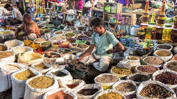Продавец специй на рынке в Бахери, штат Уттар-Прадеш
