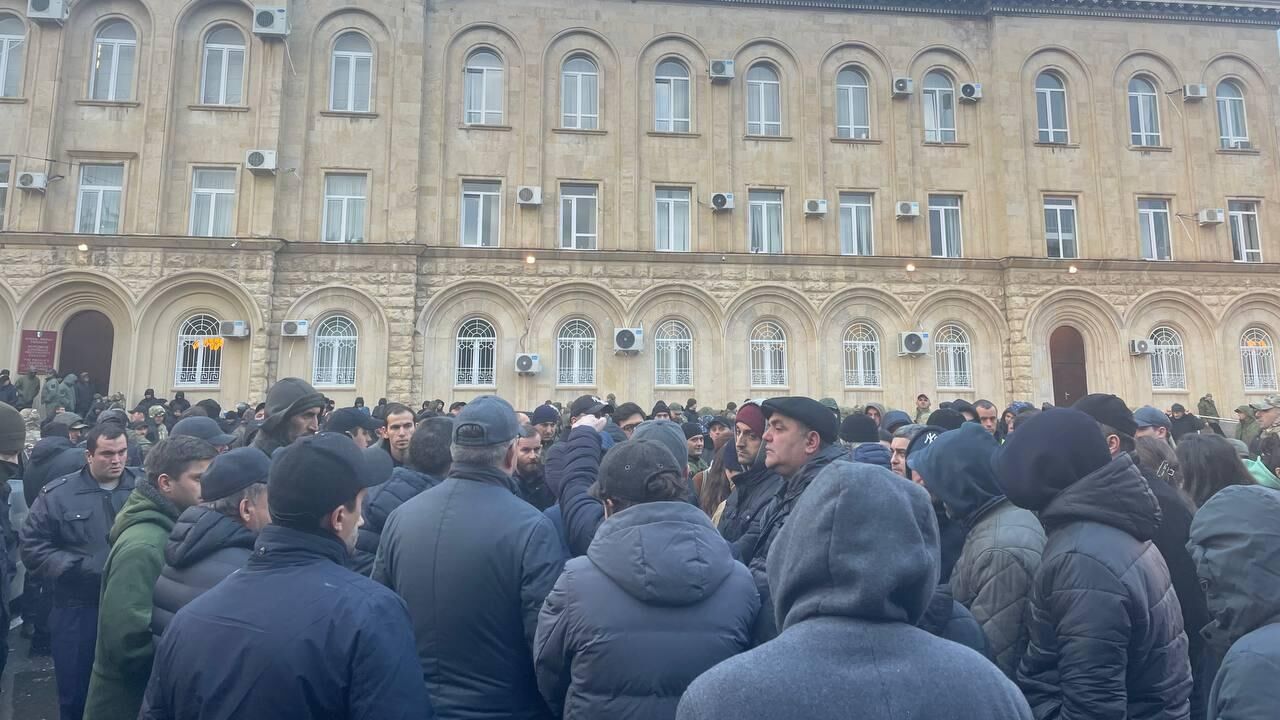 Участники митинга против передачи государственной дачи в Пицунде в собственность России у здания парламента Абхазии - РИА Новости, 1920, 27.12.2023