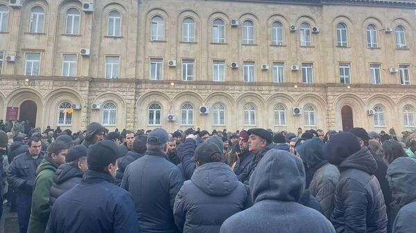 Участники митинга против передачи государственной дачи в Пицунде в собственность России у здания парламента Абхазии