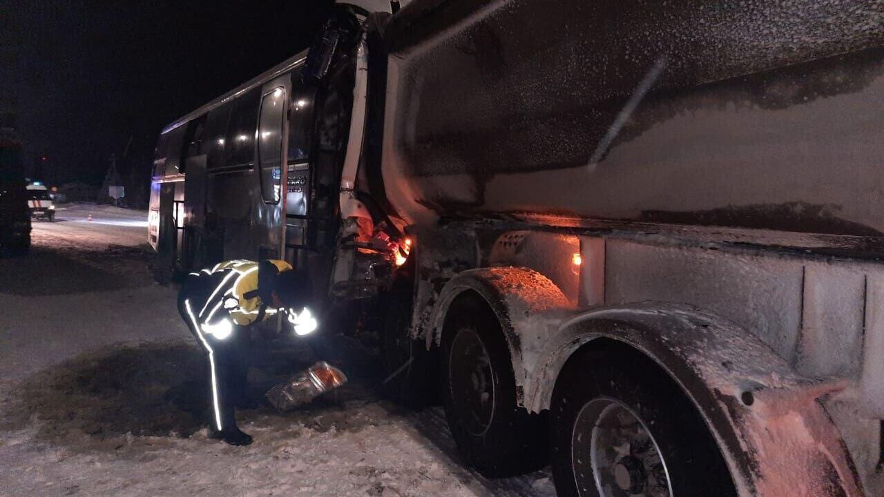 ДТП с участием рейсового автобуса и грузового самосвала в Свердловской области - РИА Новости, 1920, 27.12.2023