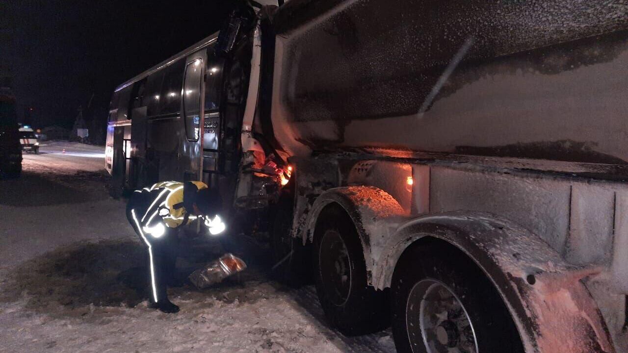 ДТП с участием рейсового автобуса и грузового самосвала в Свердловской области - РИА Новости, 1920, 27.12.2023