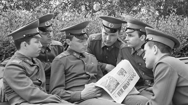 Младший сержант Советской Армии Николай Гончарук читает солдатам газету Красная звезда