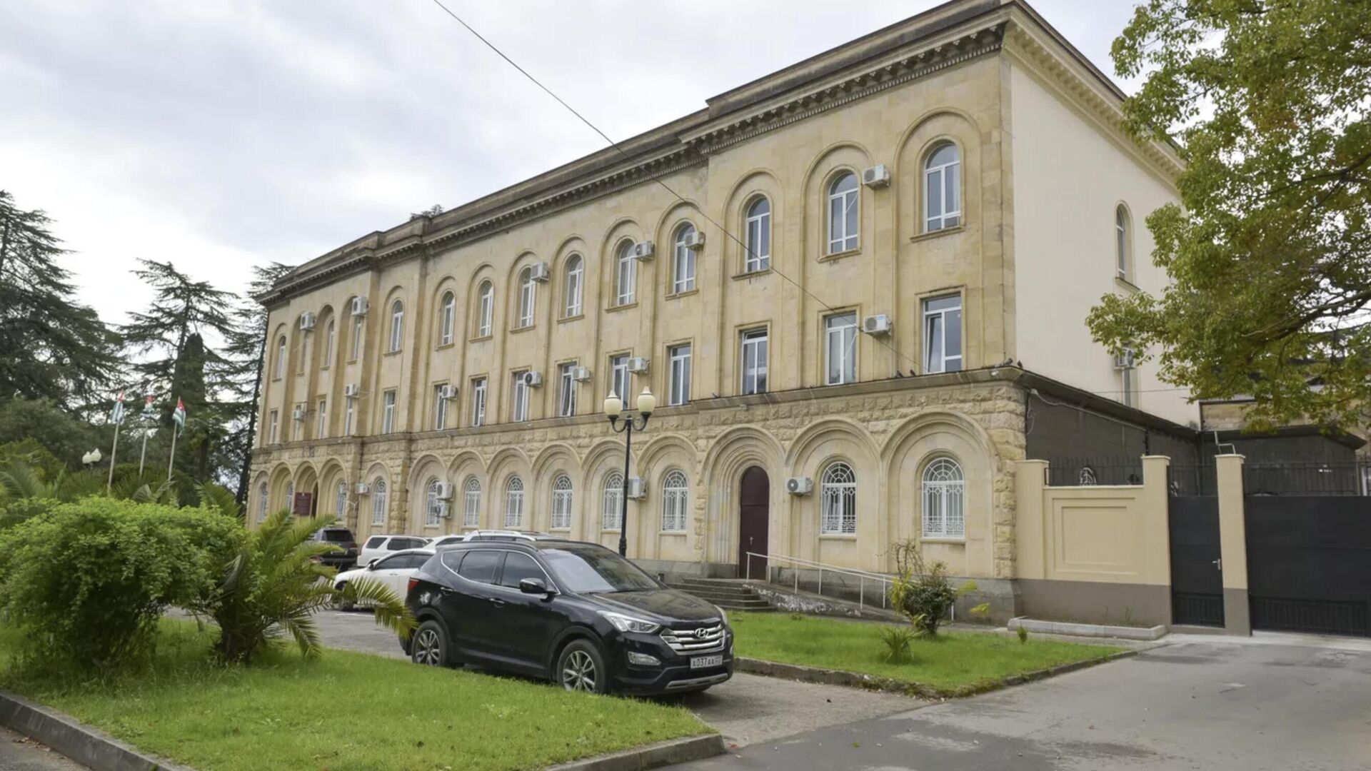 Здание Народного собрания Республики Абхазия - РИА Новости, 1920, 27.05.2024