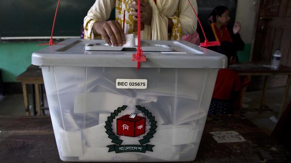 Женщина голосует на избирательном участке в Панам-Нагаре