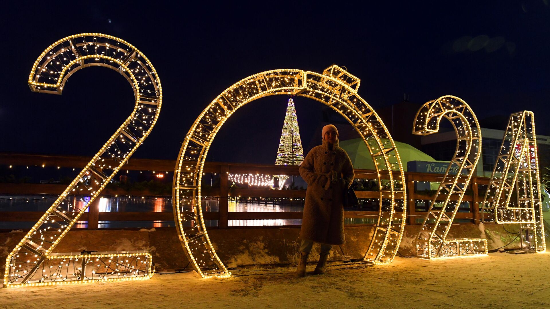 Девушка фотографируется у новогодней инсталляции 2024 на площади Мира в Красноярске - РИА Новости, 1920, 30.12.2023
