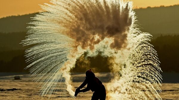 Девушка устраивает ледяной фейерверк, выплескивая горячую воду в воздух