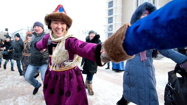 Жители города Улан-Удэ исполняют национальный танец Ехор во время празднования Нового года по лунному календарю