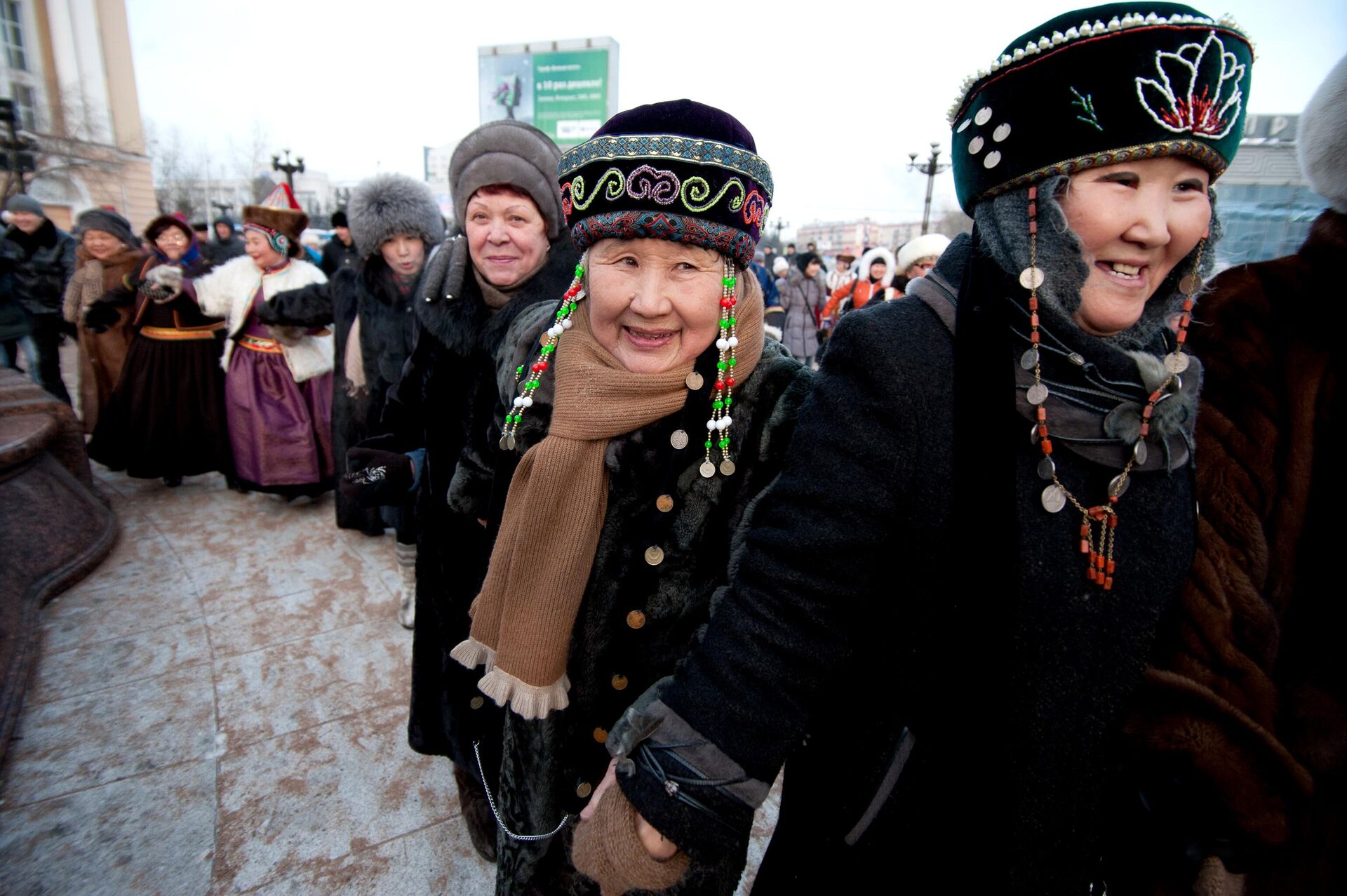 Жители города Улан-Удэ исполняют национальный танец Ехор во время празднования Нового года по лунному календарю - РИА Новости, 1920, 27.12.2023