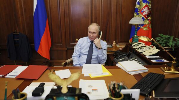 Президент РФ Владимир Путин говорит по телефону