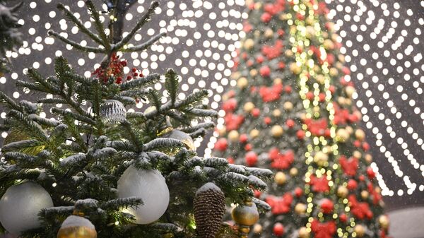 Праздничные украшения на площадке традиционного московского фестиваля Путешествие в Рождество