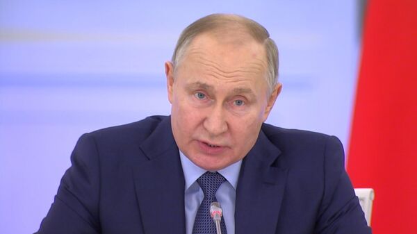 Путин: нужно совершенствовать механизмы оплаты труда педагогов