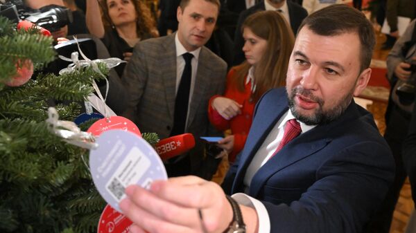 Глава ДНР Денис Пушилин принимает участие в благотворительной акции Елка желаний