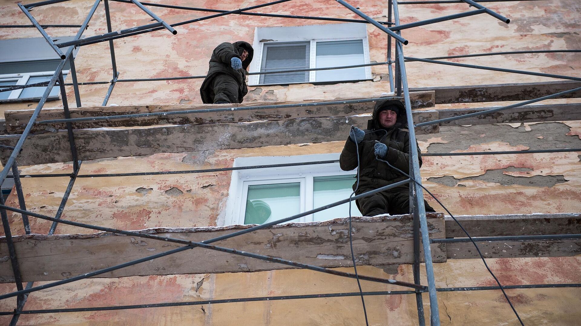 Рабочие ремонтируют фасад жилого дома - РИА Новости, 1920, 27.12.2023
