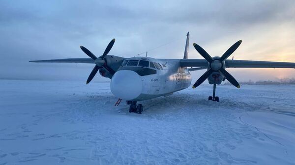 Самолет Ан-24, севший на реку Колыму в Якутии