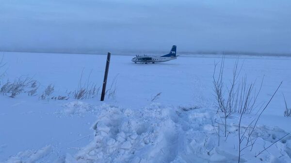 Самолет Ан-24, севший на реку Колыма в Якутии
