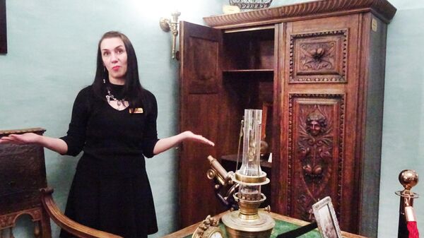 Музей Старая аптека, экскурсовод рассказывает о мебели в кабинете провизора
