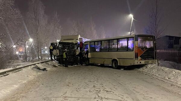 Место ДТП с участием автобуса в Ленинградской области. 27 декабря 2023