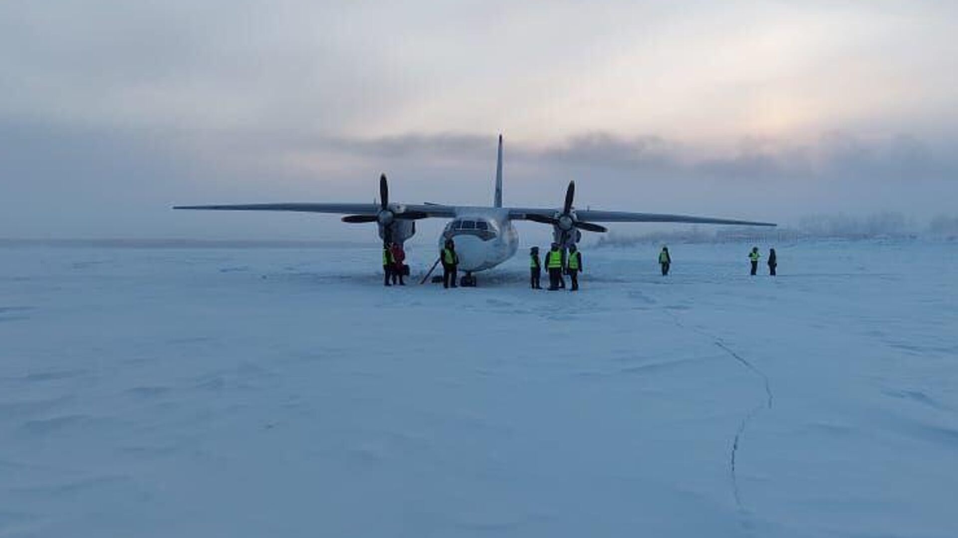Самолет Ан-24, совершивший посадку на песчаную косу реки Колыма. 28 декабря 2023 - РИА Новости, 1920, 28.12.2023