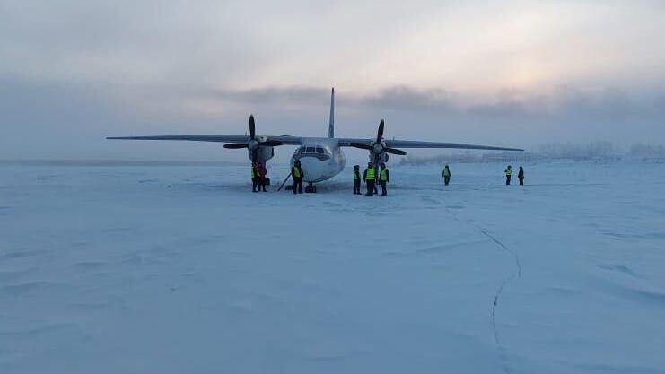 Самолет Ан-24, совершивший посадку на песчаную косу реки Колыма - РИА Новости, 1920, 11.04.2024