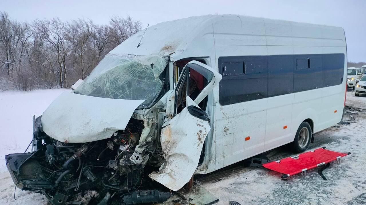 В Энгельсском районе Саратовской области вблизи станции Титоренко произошло столкновение трех автомобилей - РИА Новости, 1920, 28.12.2023