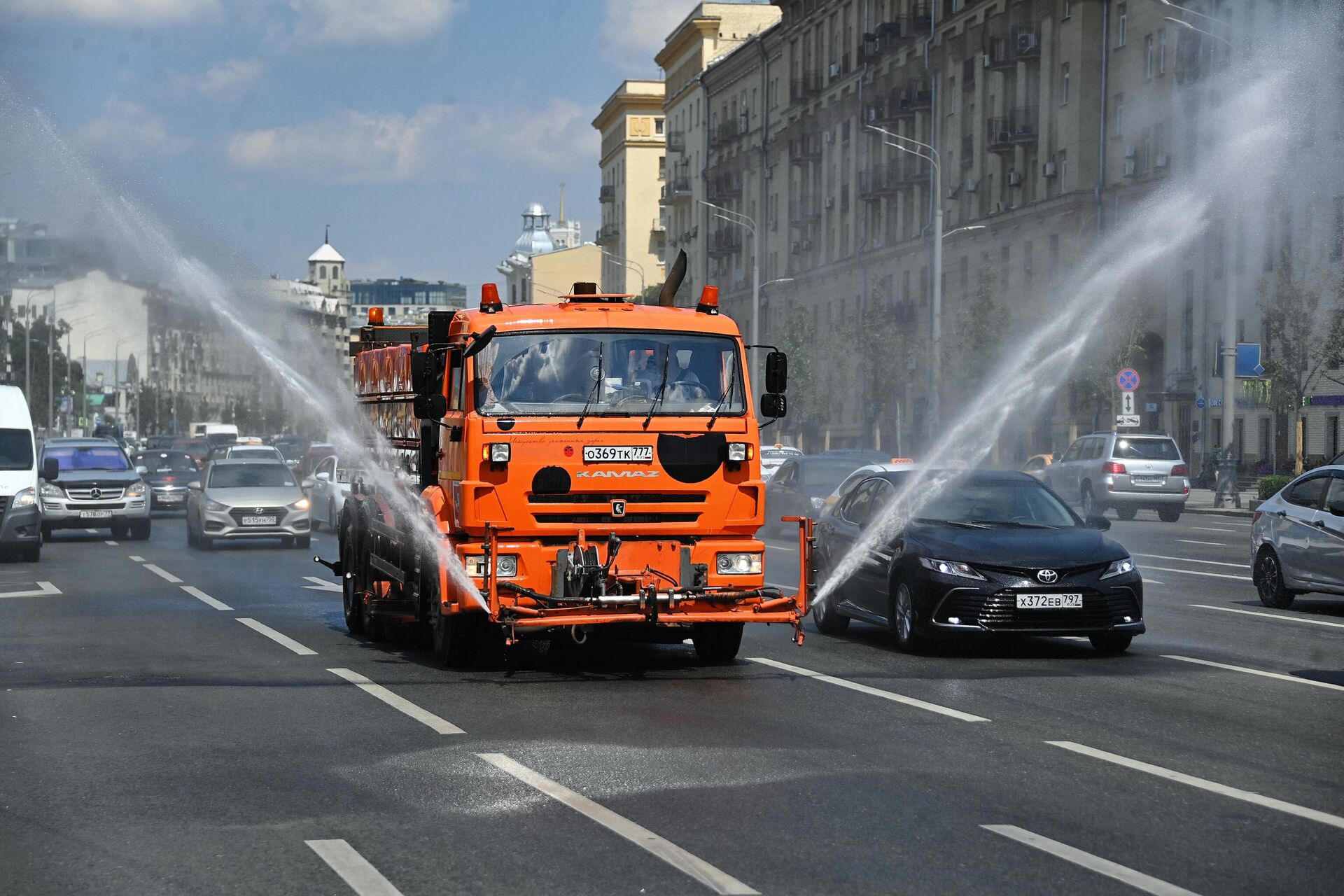 Автомобили коммунальных служб поливают проезжие части дорог - РИА Новости, 1920, 28.12.2023