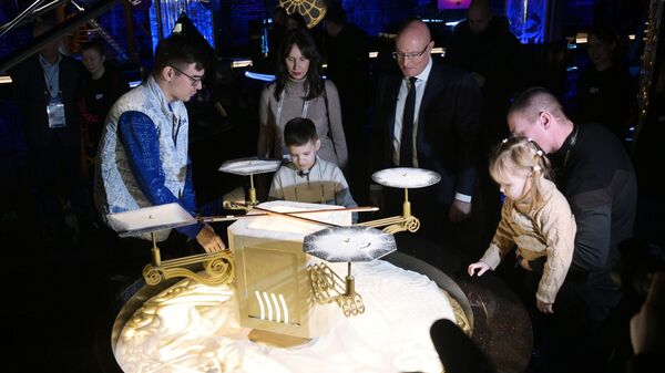 Вице-премьер правительства РФ Дмитрий Чернышенко поздравил мальчика Захара Границина в рамках акции Елка желаний