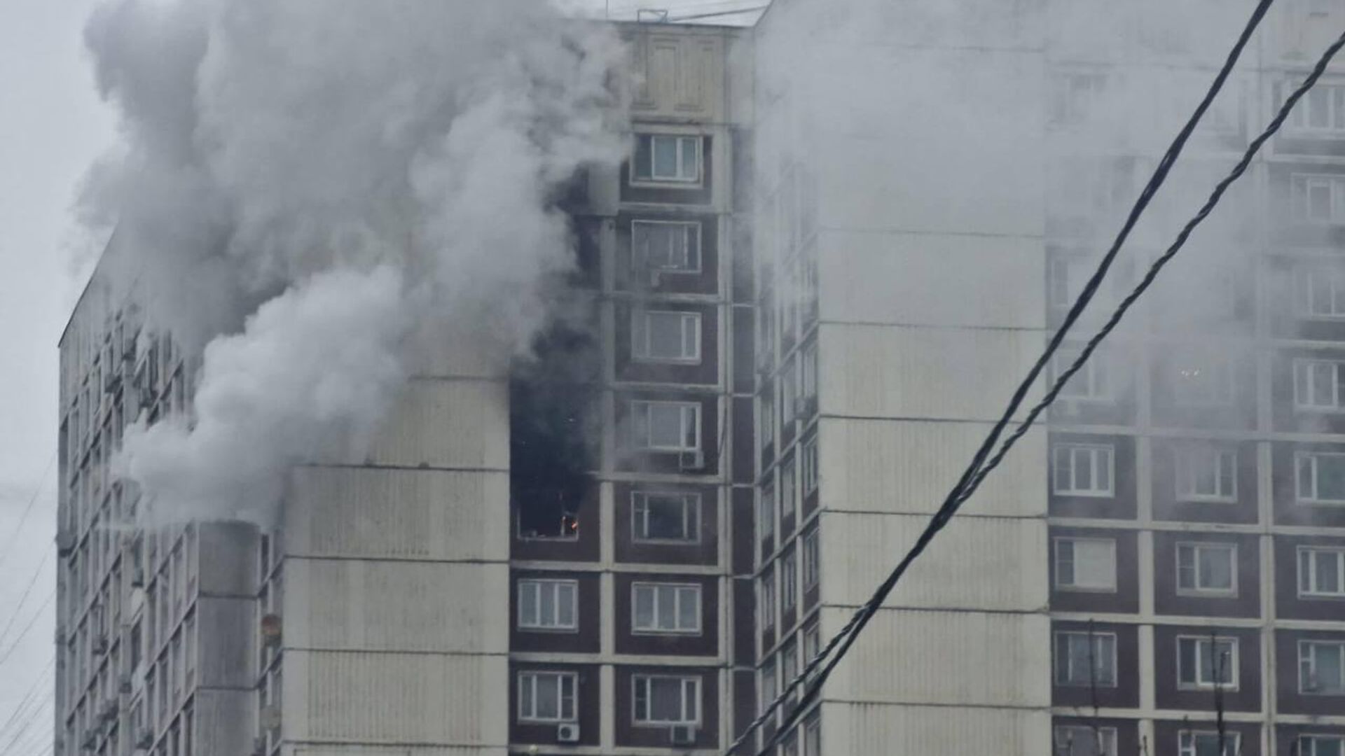 Пожар в жилом доме на Алтуфьевском шоссе. 28 декабря 2023 - РИА Новости, 1920, 28.12.2023