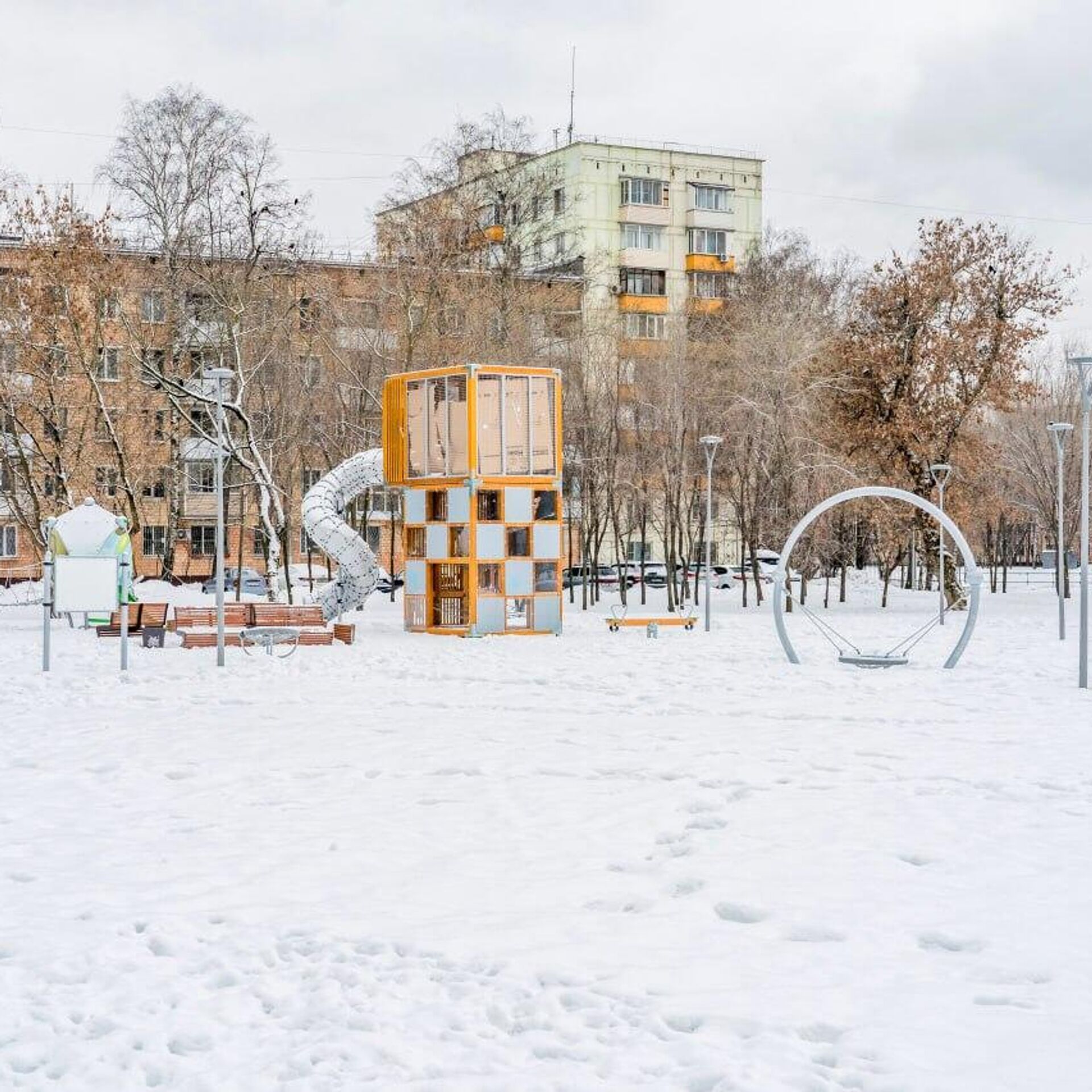 Возле городского вокзала 