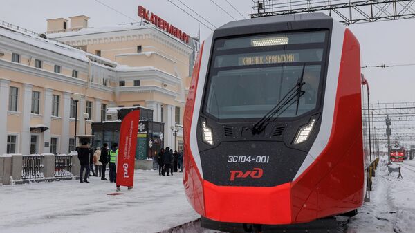 Первый поезд Финист, полностью импортозамещенный аналог Ласточки, отправляется от платформы вокзала Екатеринбурга в Каменск-Уральский