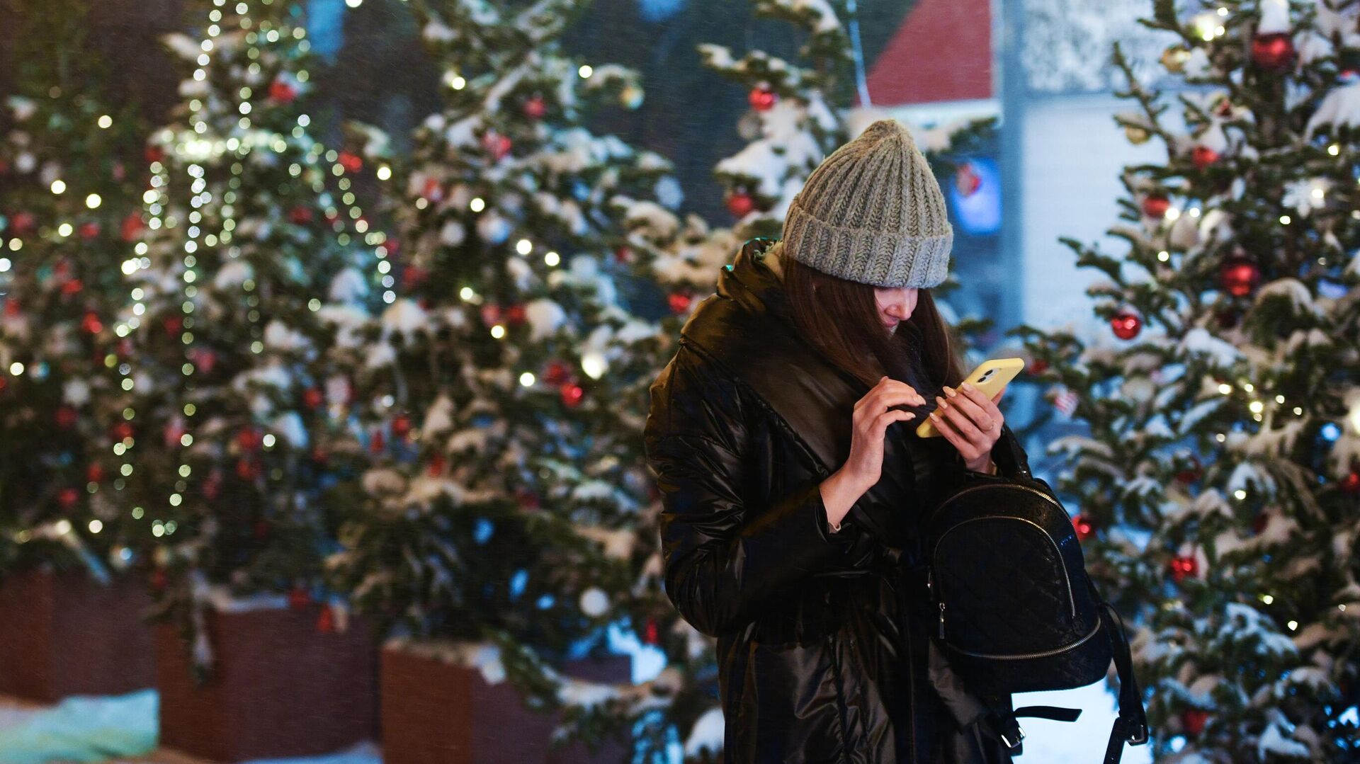 Девушка у новогодних елок в Первомайском сквере в Новосибирске - РИА Новости, 1920, 16.01.2024