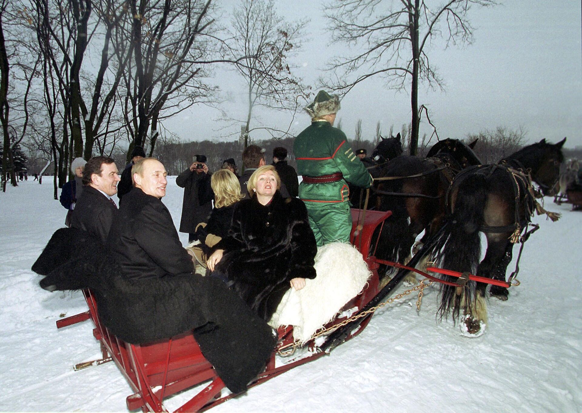 2001 год: Путин и Шредер с супругами посетили музей-заповедник Коломенское, где совершили прогулку на санях, запряженных тройкой лошадей - РИА Новости, 1920, 28.12.2023